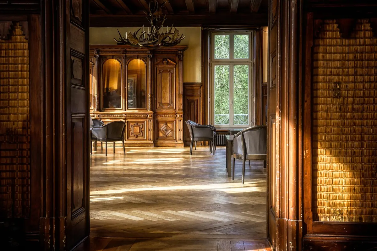 Seasonal Oak Care: Protecting Furniture Through British Summers and Winters